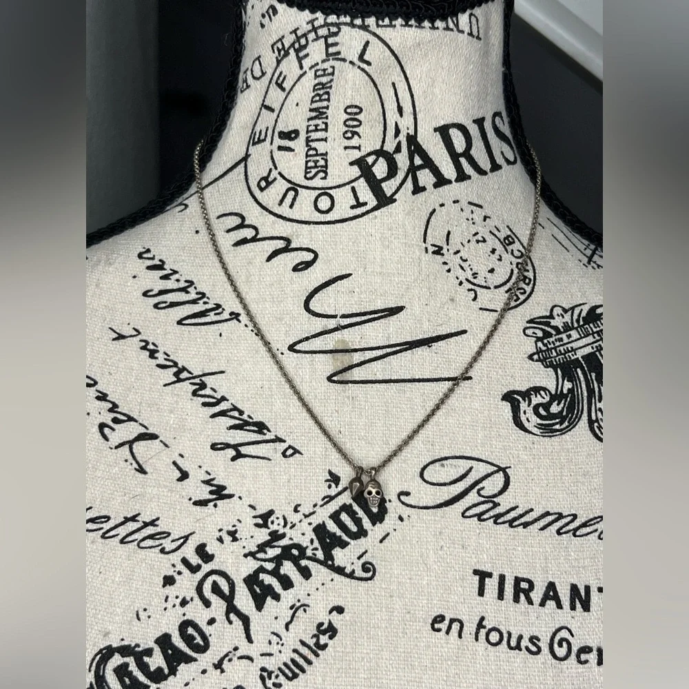 Me and Ro skull pendant - Picture 3 of 4